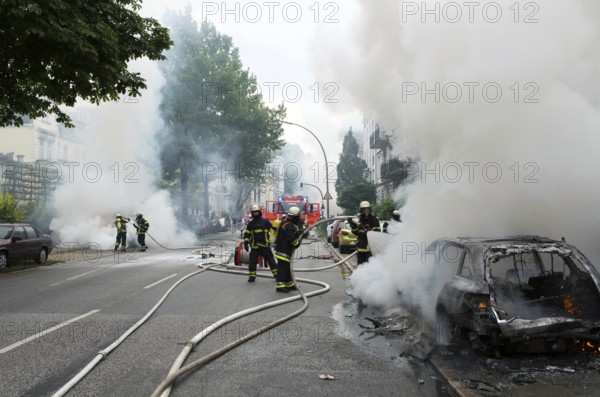 Fire brigade extinguishes burning cars on the Elbchaussee in Hamburg after the riots at the G20 summit, 2017