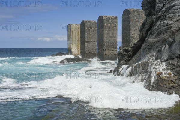 Strong waves, Atlantic coast near Hermigua, in the background the former landing stage Pescante de Hermigua, La Gomera, Spain