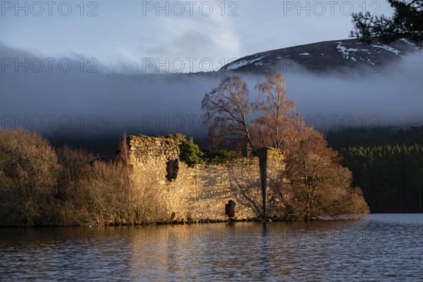 Castillo del siglo XIII, Loch an Eilein, Parque Nacional de Cairngorms, Highlands, Escocia, Reino Unido
