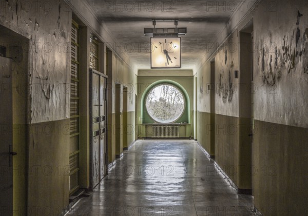 Harzgerode, former children's lung sanatorium 1929-1931 by Godehard Schwethelm, closed in 1998, corridor on the second floor with ceiling clock and round window