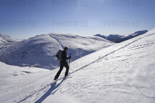 Ski mountaineer on the Grünleitennock, Innerkrems, Carinthia, Austria