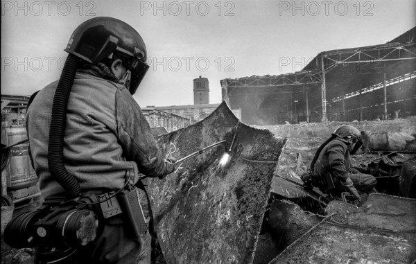 Germany, Bitterfeld, 31 March 1992, Chemiekombinat Bitterfeld, decommissioned Bitterfeld power plant (formerly Elektrokohle Bitterfeld), workers dismantling their own plant