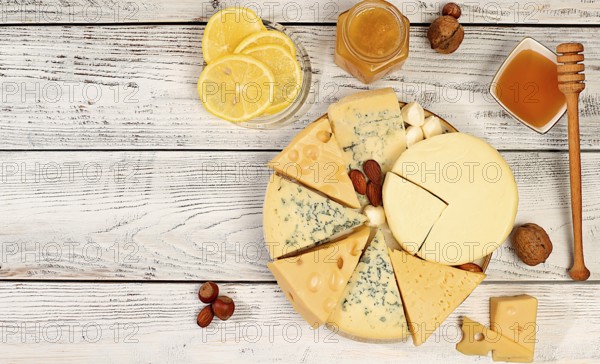 Blauer Käse, gorgonzola, roquefort, parmesan, mozzarella, maasdam mit Honig und Nüsse, Sortiment von verschiedenen Arten von Käse, gesunde und natürliche Lebensmittelauswahl, Werbung Postkarte für Café und Menü, selektive Fokus