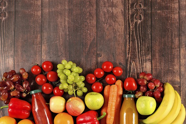 Trauben, Orangen, Tomaten, Äpfel, Bananen, Paprika und natürlichen Saft auf hölzernen Hintergrund, Detox-Diät und Gewichtsverlust Konzept, gesunde vegane Produkte für einen gesunden Lebensstil, speichern Werbung