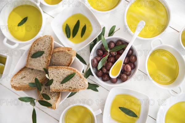 Presentation of wholemeal bread and olives with olive oil