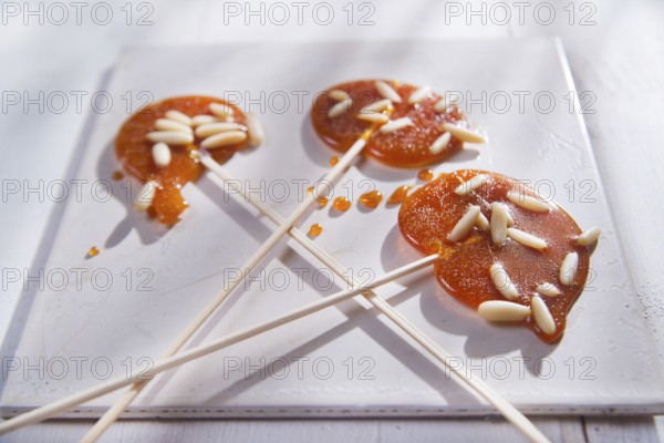 Crunchy sweet made of sugar and dried fruit