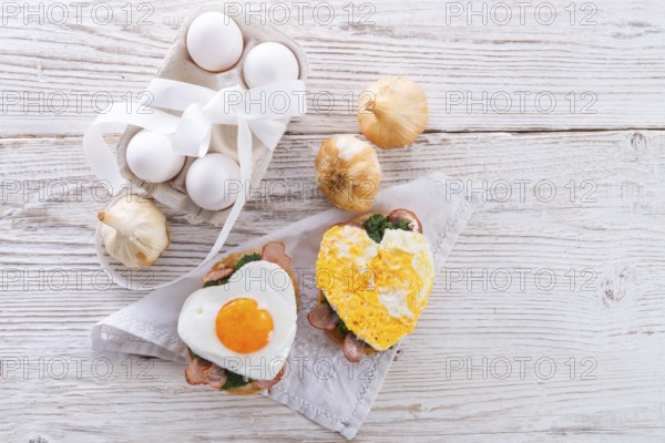 Bread au gratin with fried egg and spinach