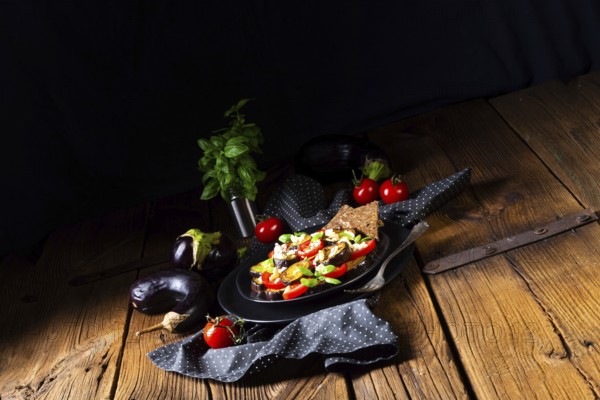 Auberginen gegrillt mit aromatischen Feta-Käse und Tomaten