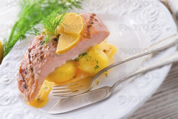 Salmon grilled with dill and boiled potato