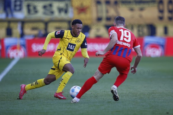 Germany: Soccer 1st Bundesliga, Matchday 20 - 1. FC Heidenheim vs. Borussia Dortmund - Voith-Arena Heidenheim: Jonas FÖHRENBACH 1. FC Heidenheim right controls Julien DURANVILLE Borussia Dortmund on the ball, who sprints to the right