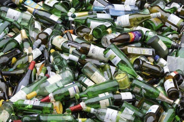 Removal of green used glass bottles in Cologne Ehrenfeld