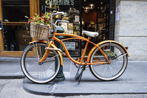 MELBOURNE, AUSTRALIA, MARCH 26 2023: Melbourne's famous Degraves St with bike on an overcast autmn morning in Melbourne, Australia