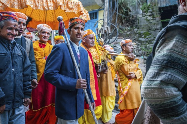 11-02-2019 Kullu, people in yellow in holiday hindu dress ndia, Holly (Holi), the Festival of Colors is an annual Hindu spring festival