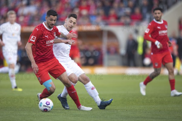 Football match, Tim KLEINDIENST 1. FC Heidenheim left covers the ball very well, Dominik KOHR 1. FSV Mainz 05 tries to interfere with him, Voith-Arena football stadium, Heidenheim