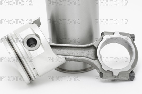Details of diesel engine - a connecting rod, a piston and a cylinder