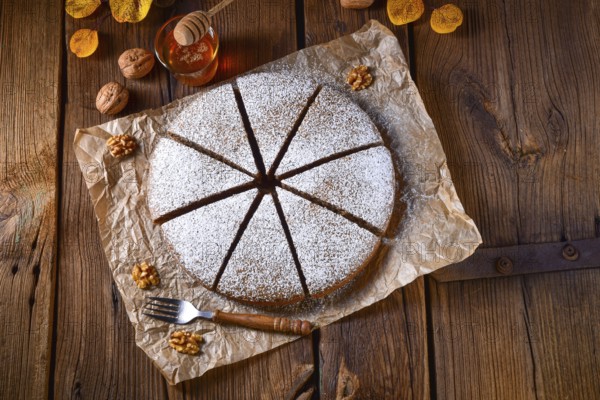 Frischer und leckerer herbstlicher Walnusskuchen mit Honig