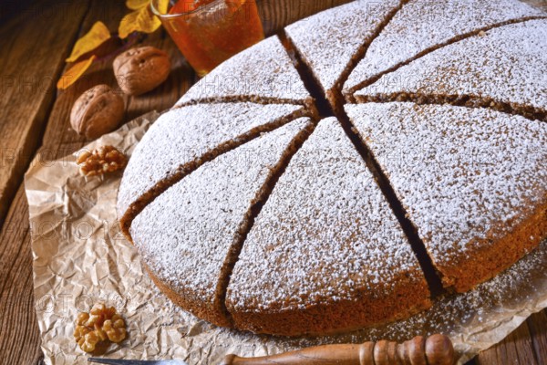 Frischer und leckerer herbstlicher Walnusskuchen mit Honig