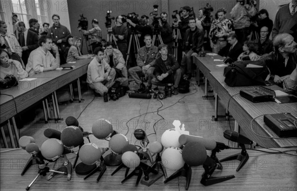 Germany, Berlin, 02.01.1992, first day Stasi files - inspection, Gauck authority, microphones of the press conference