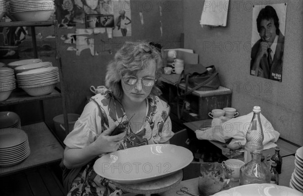 Germany, Kahla, 20.12.1991, Porzellanwerk Kahla, worker in plate production