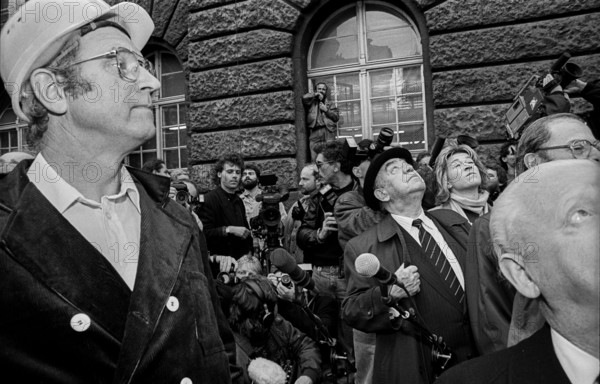 Germany, Berlin, 29.10.1990, Topping-out ceremony of the New Synagogue Berlin in Oranienburger Straße, Mitte: Cantor Estrongo Nachama