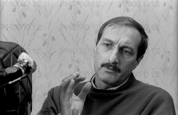 GDR, Berlin, 14.06.1990, cameraman Martin Schlesinger, shooting in Rosenthaler Straße for the film Heimsuchung by Edgar director Kaufmann