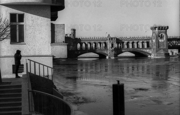 Germany, Berlin, 03.02.1991, View over the Spree (frozen) to the Oberbaum Bridge, Autonomer