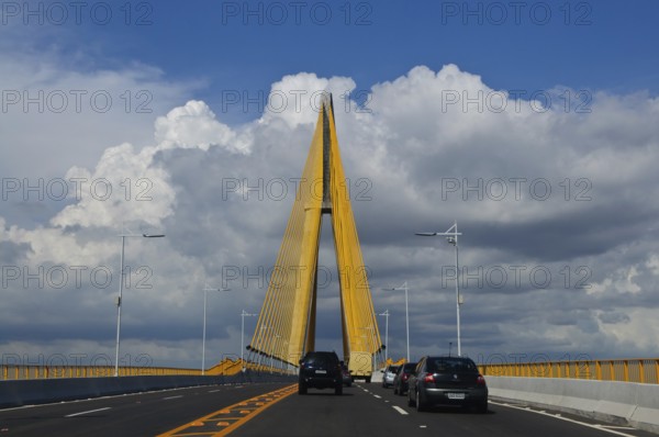Am 24. Oktober des Jahres 2011 wurde die Brücke Manaus – Iranduba eingeweiht. Mitten im brasilianischen Amazonasgebiet führt sie über den Fluss Rio Negro. Vor dem Bau dieses wichtigen Verbindungsbauwerks (zwischen der Millionenstadt Manaus und dem Umland) brauchte man 40 Minuten, um den Rio Negro mit der Fähre zu überqueren. Nun kann man die 3, 6 km in etwas mehr als 5 Minuten zurücklegen. Eine Brücke, die nicht nur die Nutzer des öffentlichen Verkehrswesens sondern auch die gesamte Industrie der Amazonasregion begünstigt. Der Bau der Brücke dauerte 3 Jahre und 10 Monate und wurde vom brasilianischen Unternehmen Camargo Correa durchgeführt. Die Baukosten betrugen 570 Millionen US-Dollar, zusätzliche Baumaßnahmen wie die 7, 4 km langen Zufahrtswege, das Schutzsystem der Pfeiler gegen mögliches Aufprallen von Schiffen, Schiffssignalisierung und Beleuchtung der Brücke sowie der Zufahrten sind darin enthalten. Insgesamt wurden 72 Stützpfeiler, angeordnet in einem Abstand von jeweils 45??M...