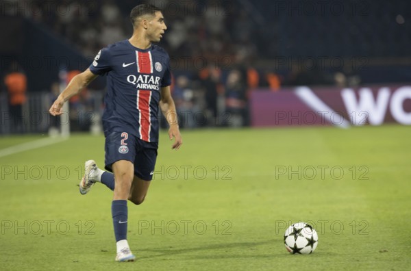 Football match, Achraf HAKIMI Paris St. Germain looking to the right at the ball, Parc des Princes football stadium, Paris