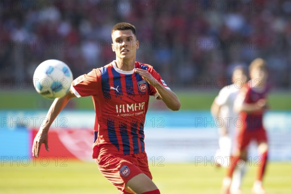 Football match, Mathias HONSAK 1.FC Heidenheim has his eye on the ball, Voith-Arena football stadium, Heidenheim