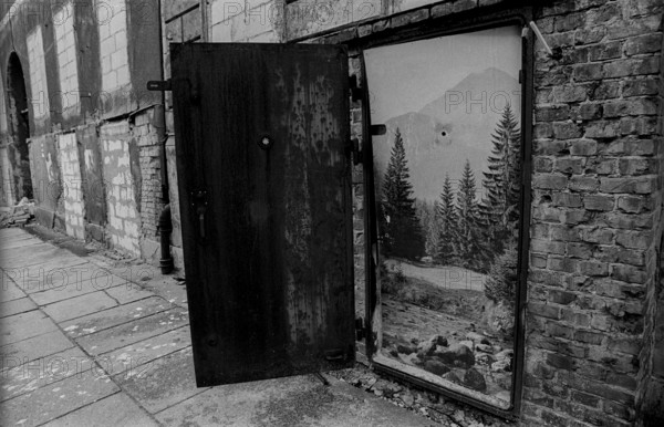 Germany, Berlin, 11.12.1991, the world behind the wall..., (door in Linienstraße...)