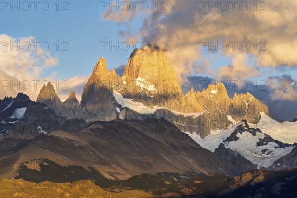 Mount Fitz Roy in the morning light in Los Glaciares El Chaltén National Park, Santa Cruz, Argentina