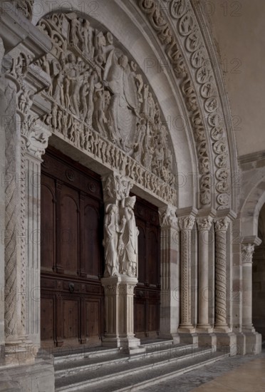 Autun, Cathedral St-Lazare, west vestibule with portal to the Last Judgement around 1135 by Master Gislebertus, central pillar with St Lazarus mid 19th century, St, Saint, Saint