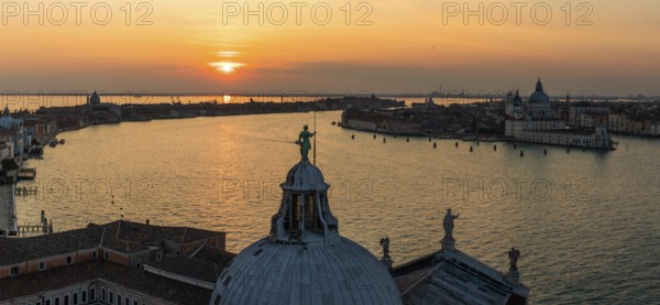 Abendstimmung bei Sonnenuntergang, Ausblick von Kirche San Giorgio Maggiore zur Basilika Santa Maria della Salute, Panoramaaufnahme, Venedig, Venetien, Italien