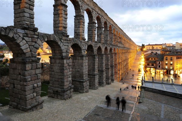 Roman aqueduct in the evening, historic city centre, UNESCO World Heritage Site, Segovia, Castilla-Leon, Castilla y Leon, Spain