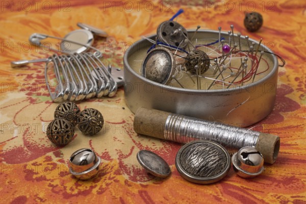 Set of accessories for sewing threads and buttons