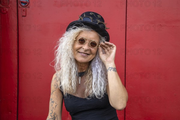 Portrait von schöner Steampunk Lady mit rotem Hintergrund