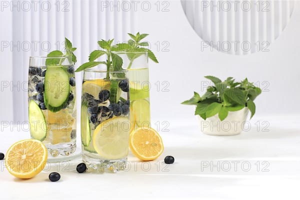 Detox-Diät und Sommerparty-Konzept. Kalte hausgemachte Limonade oder Cocktail mit Minze, Zitrone, Gurke und Limette auf einem sonnigen Tisch, erfrischendes Sommergetränk Rezept, Restaurant-Menü, selektiven Ansatz