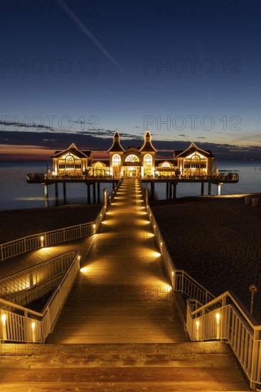 The pier of Sellin in the night