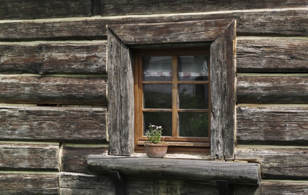 The restored, listed old log house is located in the village of Ruderitz in the Vogtland, which was first mentioned around 1418. This place belongs to the Burgstein area, which owes its name to the 541 m high Burgstein. The Burgstein area is characterised by a rich alternation of mountains and valleys, meadows and fields and by the restful silence of a rural poetry