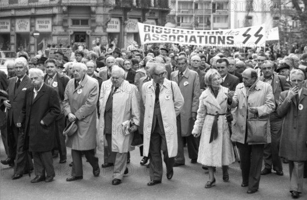 International resistance fighters and persecutees of the Nazi regime demonstrated against the prosecution of Nazi crimes, partly dressed in the clothes of concentration camp inmates, in Strasbourg, FRA, France, 21 April 1979