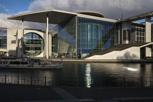 Germany, Berlin, 13 December 2024, government district, Marie-Elisabeth-Lüders-Haus, excursion boat on the Spree