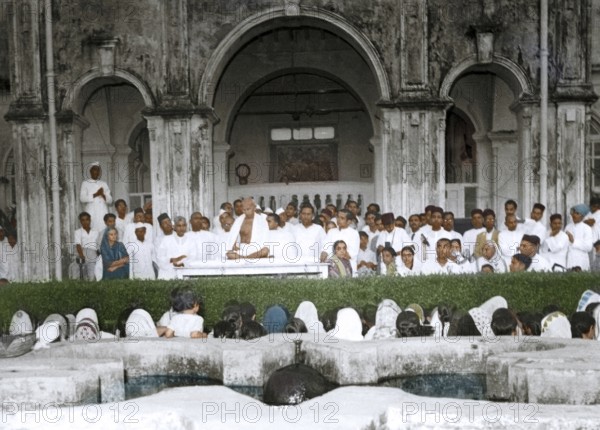 Mahatma Gandhi at public prayer meeting, Rungta House, Mumbai, Maharashtra, India, Asia, September 1944