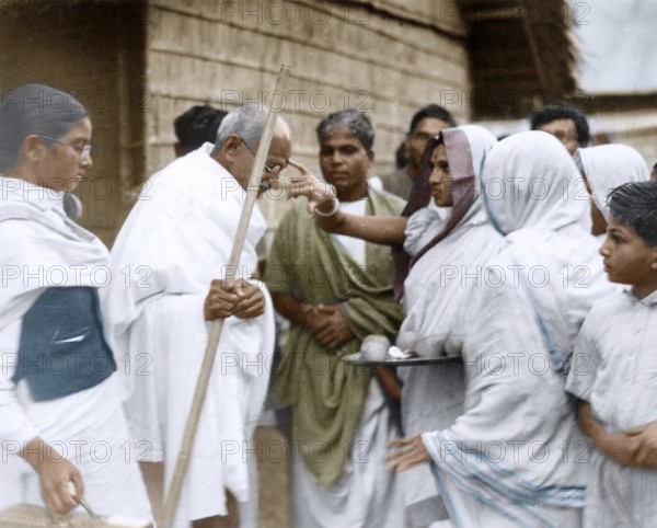 Mahatma Gandhi welcomed in village after Hindu Muslim riots, East Bengal, India, Asia, January 1947