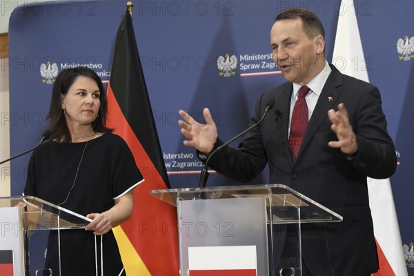 Polish Foreign Minister Radoslaw Sikorski at a joint press conference with his German counterpart, Foreign Minister Annalena Bärbock, at the Collegium Polonicum in Slubice. The two met for talks in the border region of the twin city of Frankfurt/Oder and Slubice, first on the Polish side and then on foot across the Oder Bridge, before answering questions from students at Viadrina University