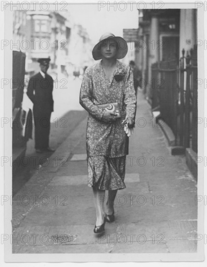 Helen Wills. American teenis player. October 6 1905 - Januari 1 1998. Also known by her married names Helen Wills Moody and Helen Wills Roark. She became famous for holding the top position in women's tennis for a total of nine years: 1927–33, 1935 and 1938. She won 31 Grand Slam tournament titles (singles, doubles, and mixed doubles) during her career, including 19 singles titles. Wills was the first American woman athlete to become a global celebrity, making friends with royalty and film stars despite her preference for staying out of the limelight. She was admired for her graceful physique and for her fluid motion. She was part of a new tennis fashion, playing in knee-length pleated skirts rather than the longer ones of her predecessors, and was known for wearing her hallmark white visor. She was said to be arguably the most dominant tennis player of the 20th century Pictured walking in a London street on june 6 1930 while being in England playing at Wimbldeon that she won