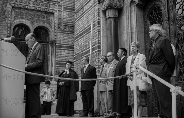 Germany, Berlin, 05.09.1991, Ceremony for the unveiling of the renewed lettering above the entrance to the New Synagogue in Oranienburger Straße, Heinz Galinski (at the lectern), in the background Cantor Estrongo Nachama, Wolfgang Nagel, ..., Dr Hermann Simon, Senator Christine Bergmann, Senator for Culture Roloff Momin (from left to right)