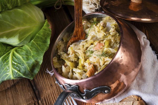 Junger und frischer kohl, gekocht mit speckwürfeln
