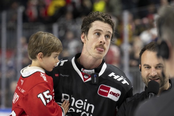 Laura Dick Cologne, LanxessArena, North Rhine-Westphalia, Louis- Marc Aubry (Cologne Sharks, #15), PENNY DEL, Cologne Sharks-Düsseldorfer EG on 24/11/2024 at the LanxessArena in Cologne Germany
