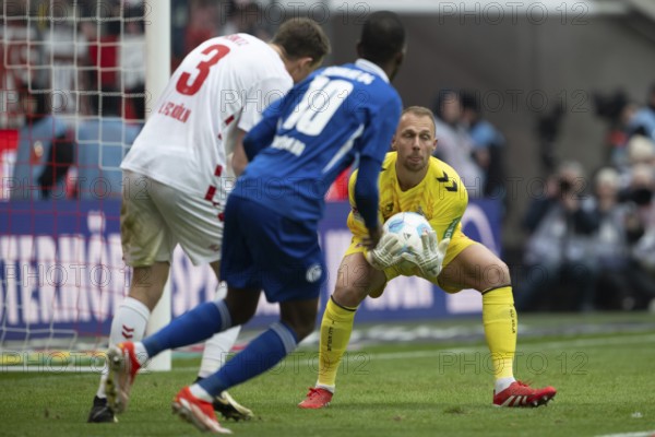 (DFL/DFB REGULATES PROHIBIT ANY USE OF PHOTOGRAPHS AS IMAGE SEQUENCES AND/OR QUASI-VIDEO), RheinEnergieStadion, Cologne, North Rhine-Westphalia, Dominique Heintz (1.FC Köln, defence, #3), Marvin Schwäbe (1.FC Köln, goalkeeper, #1), Immanuel Pherai (Hamburger SV, midfield, #10), 2nd Bundesliga, 1.FC Köln, Hamburger SV on 09/02/2025 at the RheinEnergieStadion in Cologne Germany