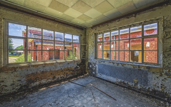 Empty room with large windows, peeling walls and visible brickwork, Prison H11, Lost Place, Verviers, Province of Liège, Belgium
